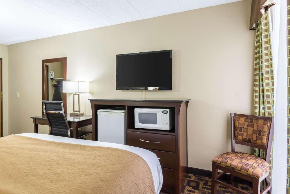 Queen Room interior